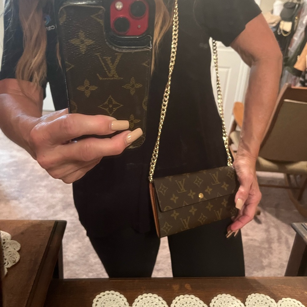 Traded LOUIS VUITTON SARAH MONOGRAM WALLET AUTH & CHAIN LAST CHANCE - Picture 2 of 15